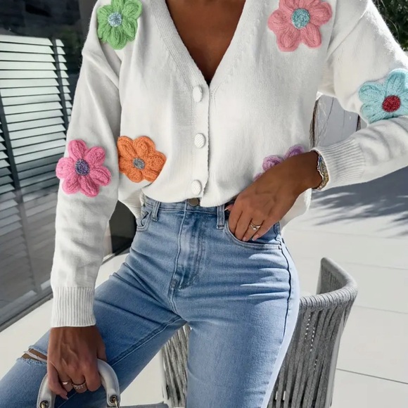 NEW! Soft White Cardigan with Floral Appliques. Size XXL (14) - Picture 4 of 5